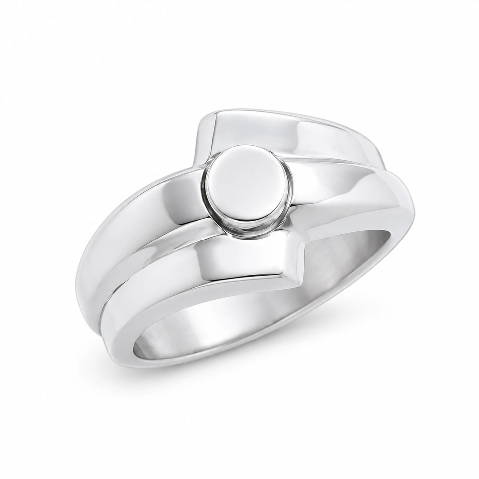 Anillo CMS-AN-1110 de apariencia plateada, cabeza circular de metal liso, sin piedras, sobre fondo blanco.
