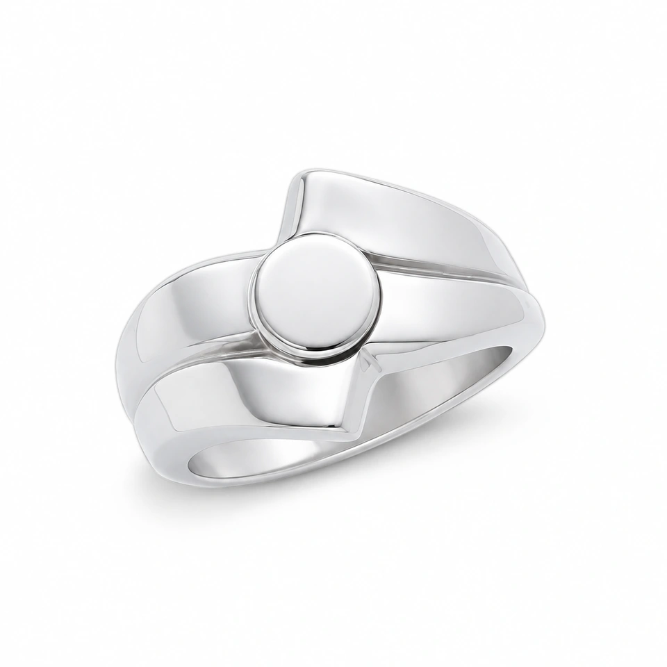 Anillo CMS-AN-1111 de apariencia plateada, cabeza circular compacta de metal liso, sin piedras, sobre fondo blanco.