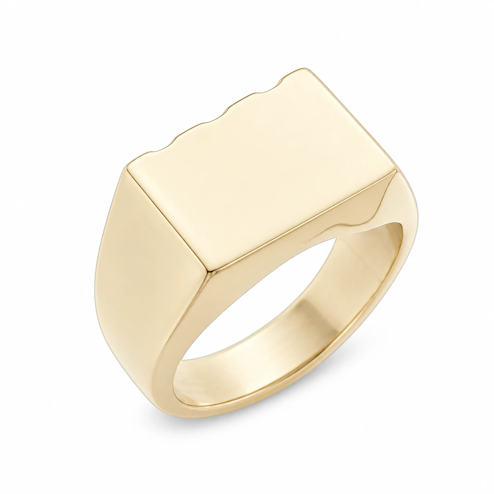Anillo CMS-AN-1112 de apariencia dorada, cabeza rectangular ancha de metal liso, sin piedras, sobre fondo blanco.