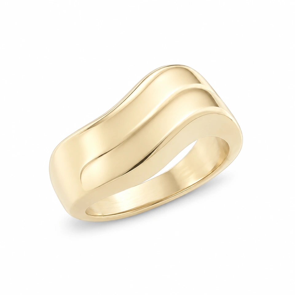 Anillo CMS-AN-1113 de apariencia dorada, cabeza banda ondulada de metal liso, sin piedras, sobre fondo blanco.
