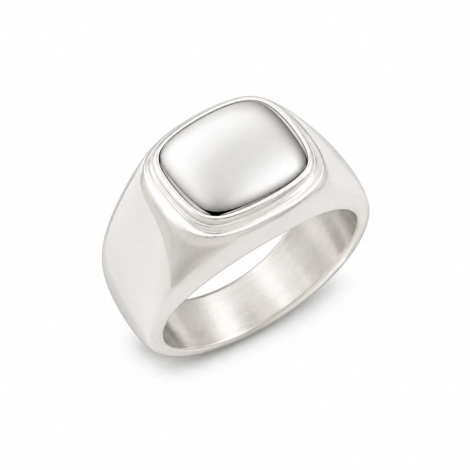 Anillo CMS-AN-1114, cabeza cuadrada con esquinas redondeadas de metal liso, sin piedras, sobre fondo blanco.