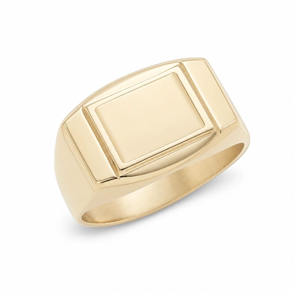 Anillo CMS-AN-1115 de apariencia dorada, cabeza rectangular ancha de metal liso, sin piedras, sobre fondo blanco.