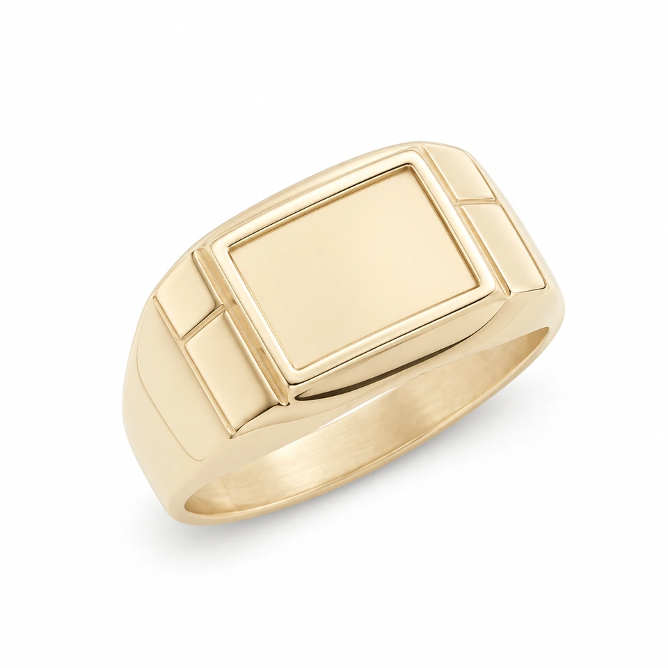Anillo CMS-AN-1116 de apariencia dorada, cabeza rectangular compacta de metal liso, sin piedras, sobre fondo blanco.