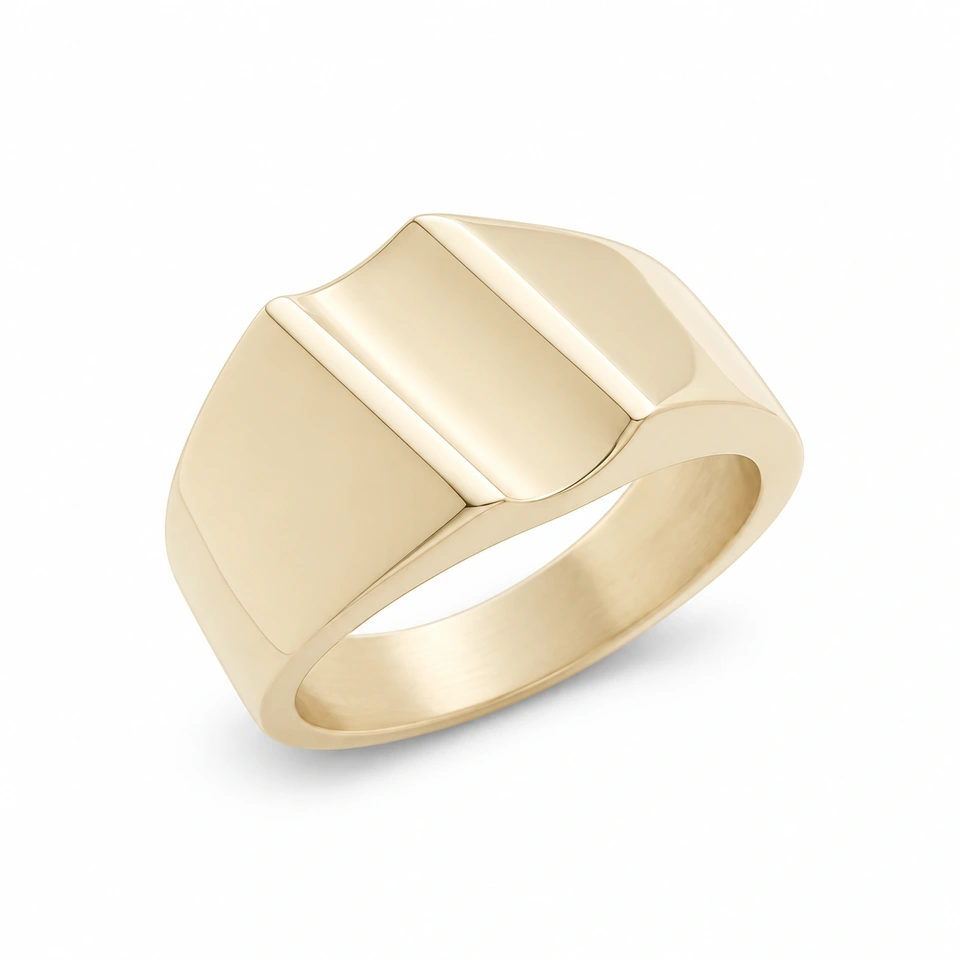 Anillo CMS-AN-1117 de apariencia dorada, cabeza rectangular curvada de metal liso, sin piedras, sobre fondo blanco.