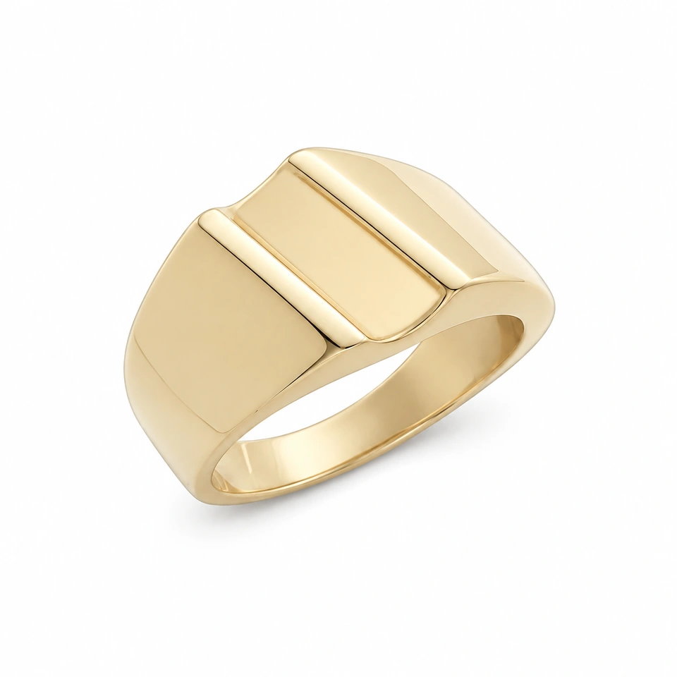 Anillo CMS-AN-1118 de apariencia dorada, cabeza rectangular curvada de metal liso, sin piedras, sobre fondo blanco.