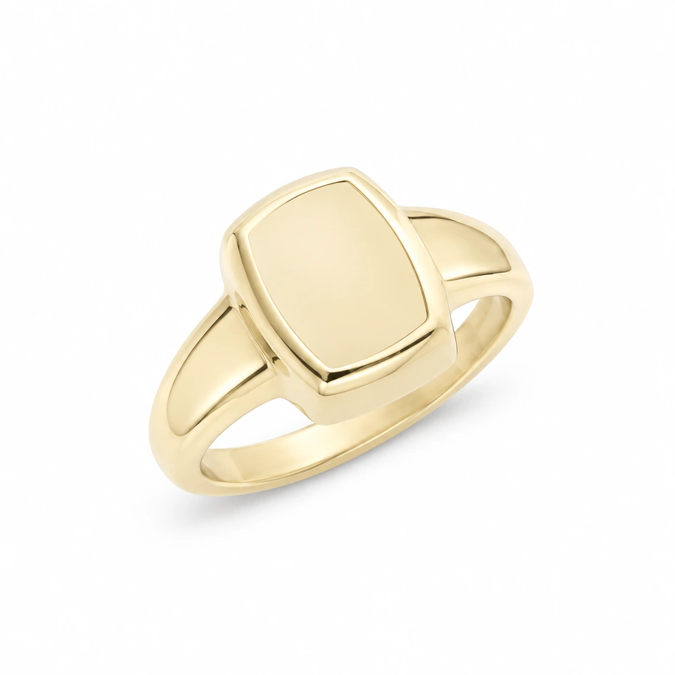 Anillo CMS-AN-1120 de apariencia dorada, cabeza rectangular alargada de metal liso, sin piedras, sobre fondo blanco.