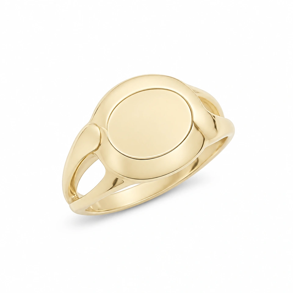 Anillo CMS-AN-1121 de apariencia dorada, cabeza ovalada de metal liso, sin piedras, sobre fondo blanco.
