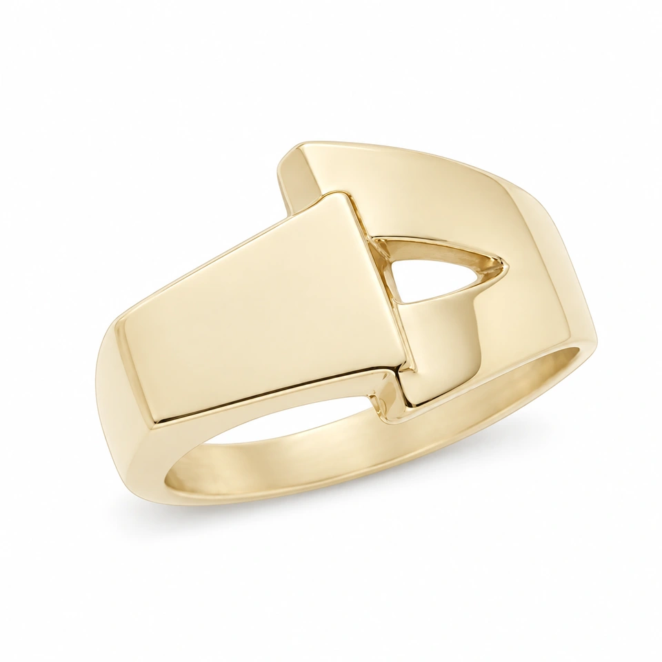 Anillo CMS-AN-1122 de apariencia dorada, cabeza irregular asimétrica de metal liso, sin piedras, sobre fondo blanco.