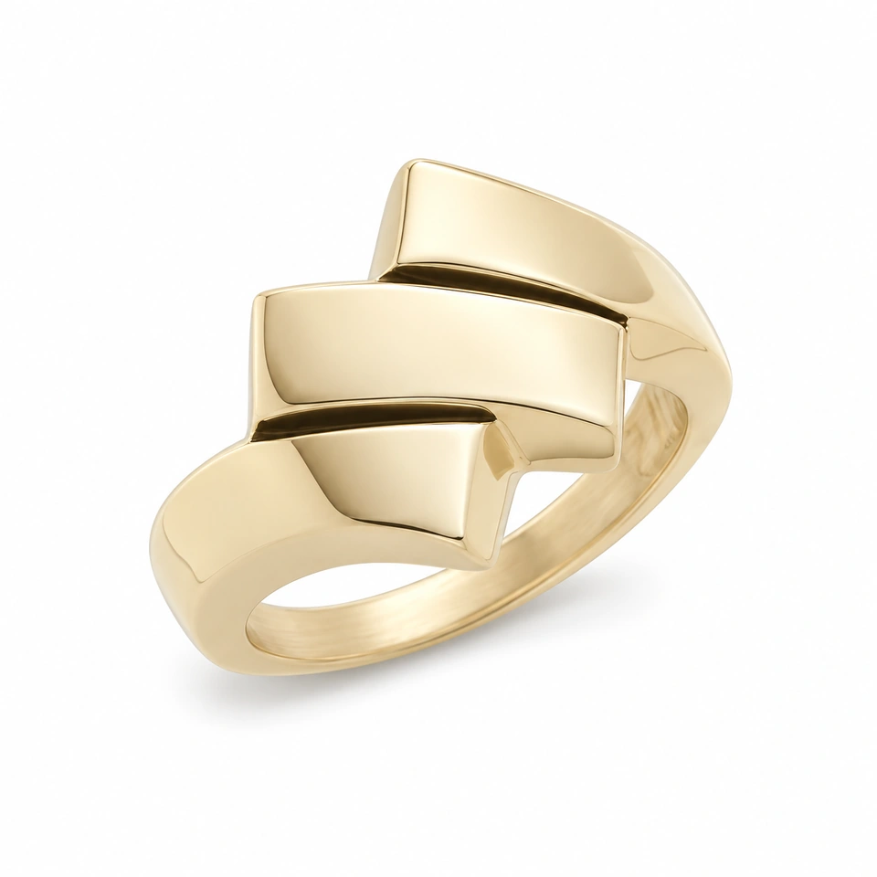 Anillo CMS-AN-1123 de apariencia dorada, cabeza irregular escalonada de metal liso, sin piedras, sobre fondo blanco.
