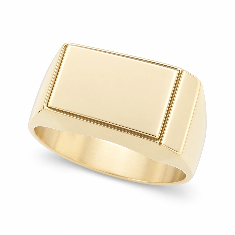 Anillo CMS-AN-1125 de apariencia dorada, cabeza rectangular horizontal de metal liso, sin piedras, sobre fondo blanco.