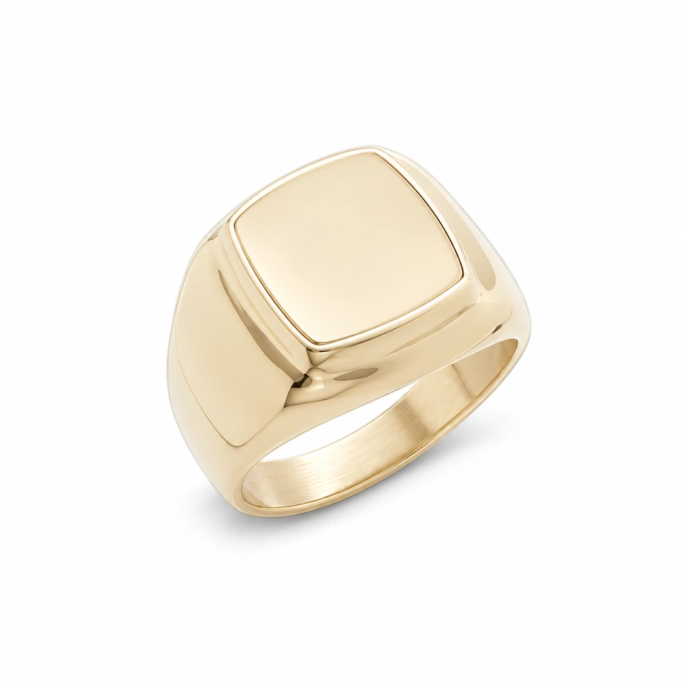 Anillo CMS-AN-1126 de apariencia dorada, cabeza cuadrada redondeada compacta de metal liso, sin piedras, sobre fondo blanco.