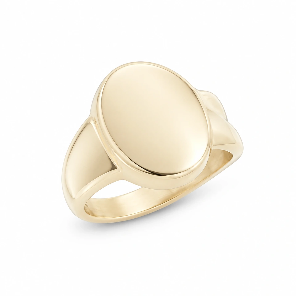 Anillo CMS-AN-1127 de apariencia dorada, cabeza ovalada ancha de metal liso, sin piedras, sobre fondo blanco.