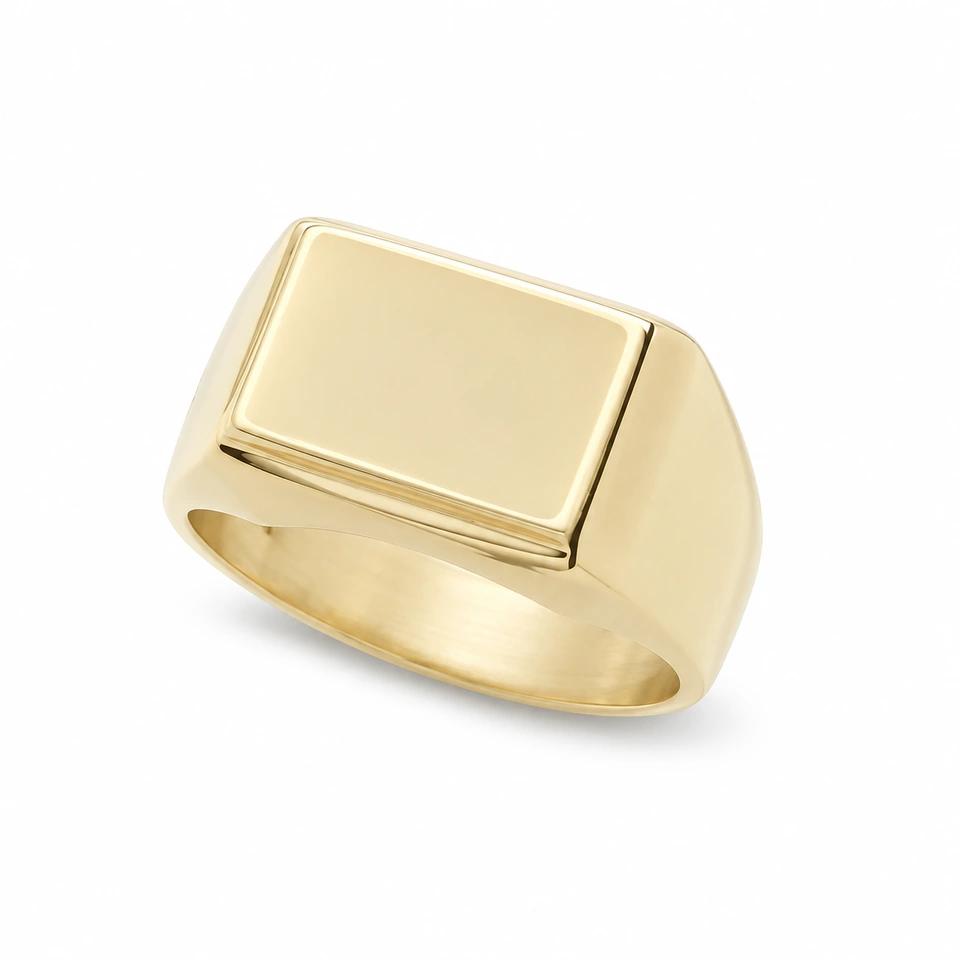 Anillo CMS-AN-1128, cabeza rectangular horizontal compacta de metal liso, sin piedras, sobre fondo blanco.