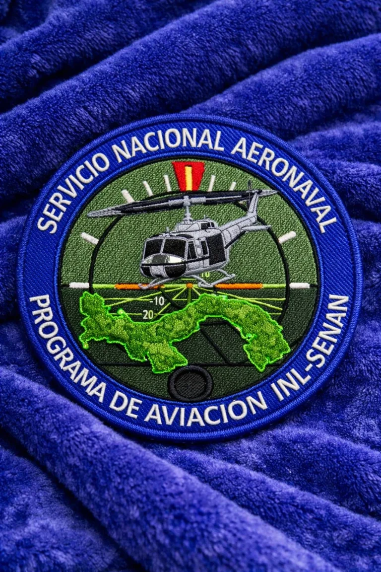 Parche circular con helicóptero, mapa de Panamá y texto del Servicio Nacional Aeronaval sobre tela azul.