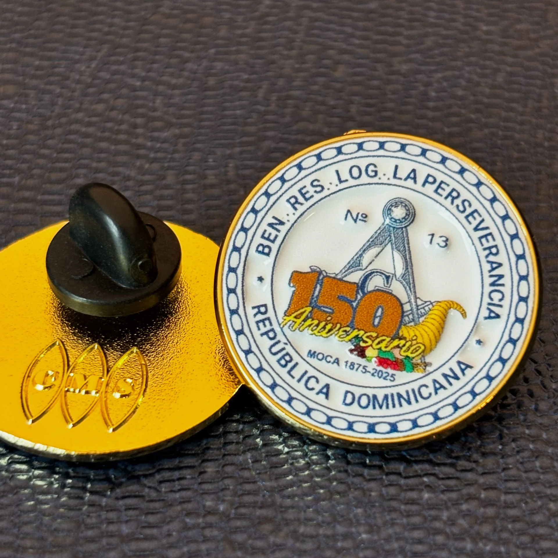 Pin UV con líneas y detalles finos